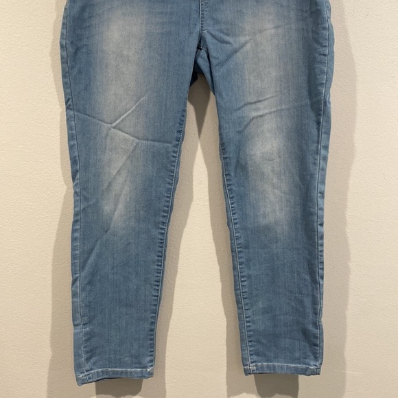 Wallflower Light Wash Skinny Jeans - Size Extra Large (XL) - Picture 3 of 6